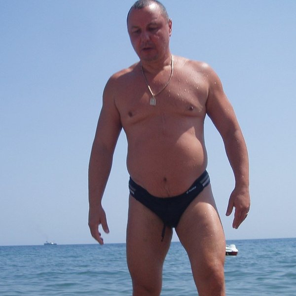 Мужчины зрелый толстый. Обычный мужчина на пляже. Мужчина 50 лет на пляже. Зрелые мужчины на море.