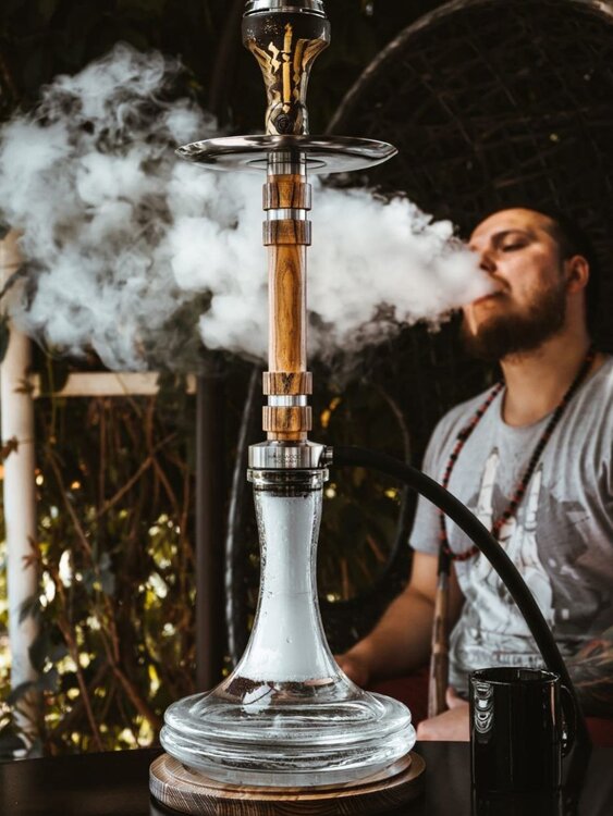 Мужчина курящий кальян. Кальян ростов покурить. Фото парней с кальяном. Кальян курят. Мужчина с кальяном.
