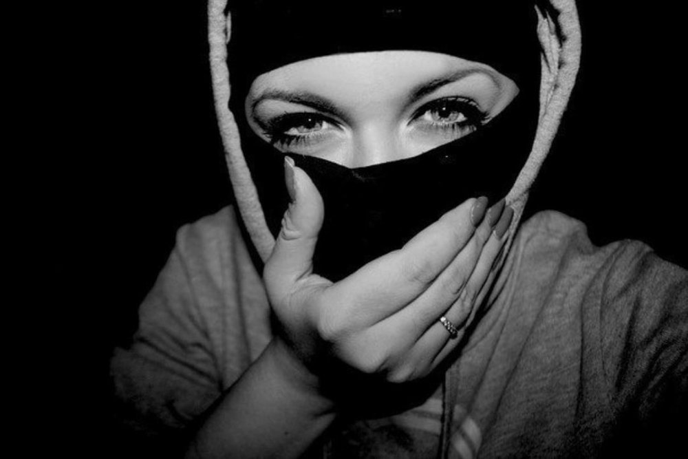 Фото девушка бандитка в маске