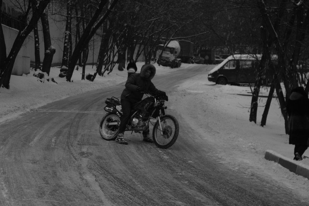 Девушка на мотоцикле зимой