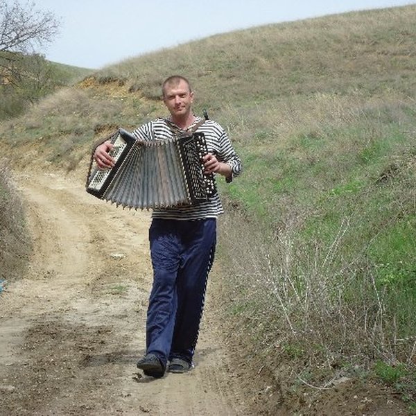на гармошке у прохожих на виду