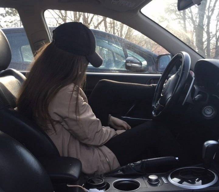 Девушка в кепке в машине