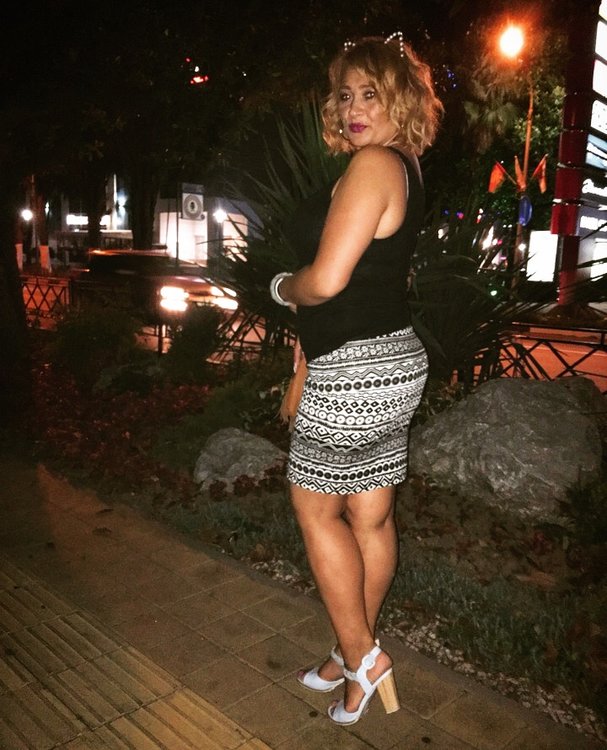 Она ищет его в сочи. Сочи общение с женщинами. Она ищет его луганск. Незамужние женщины за 40. Она ищет его в сочи.