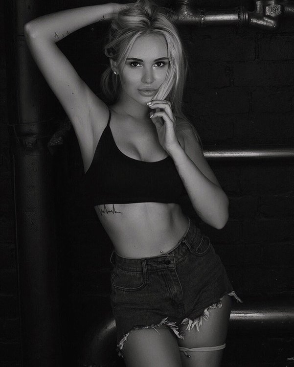 Кастинг фотомоделей. Девушка взгляд обои. Модели догола. Ищем модель для фотосъемки. Модели догола.