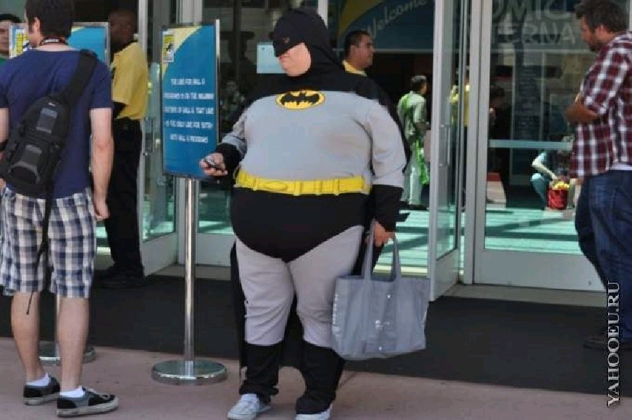 Про толстых мужчин. Толстый в костюме Бэтмена. Толстяк в форме.